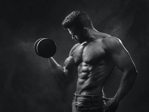 基礎代謝をあげるために筋肉を鍛えている男性