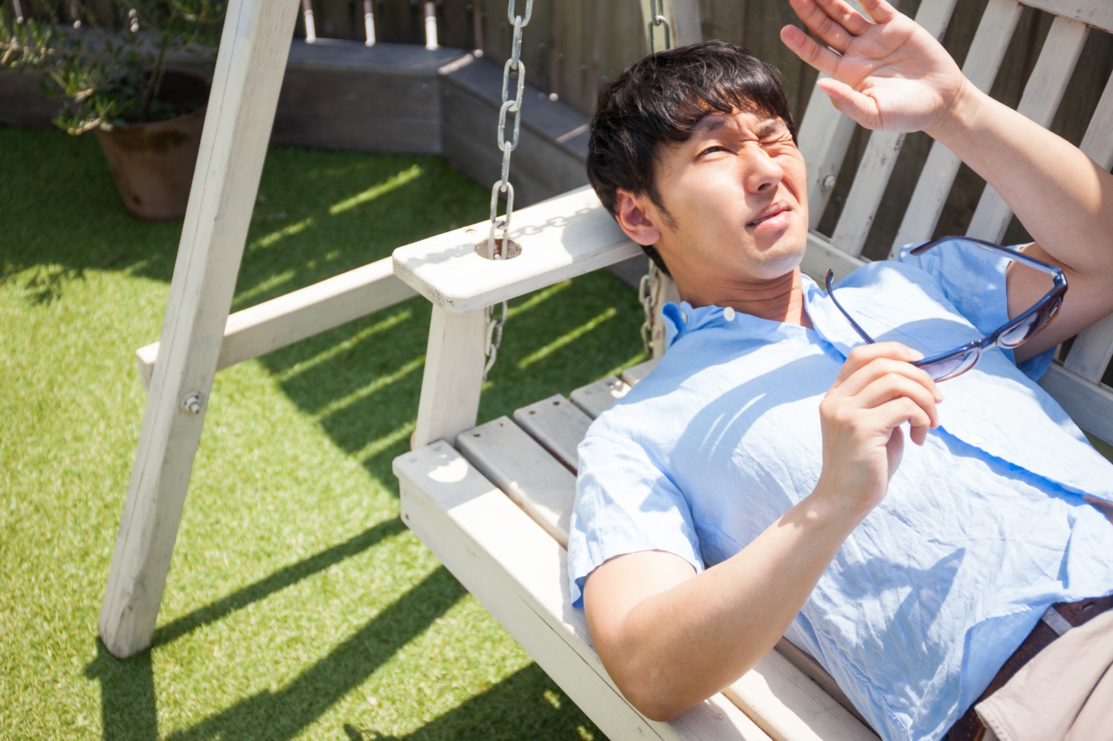 青ヒゲを改善する為に屋外や日焼けサロンで日焼けをする男性