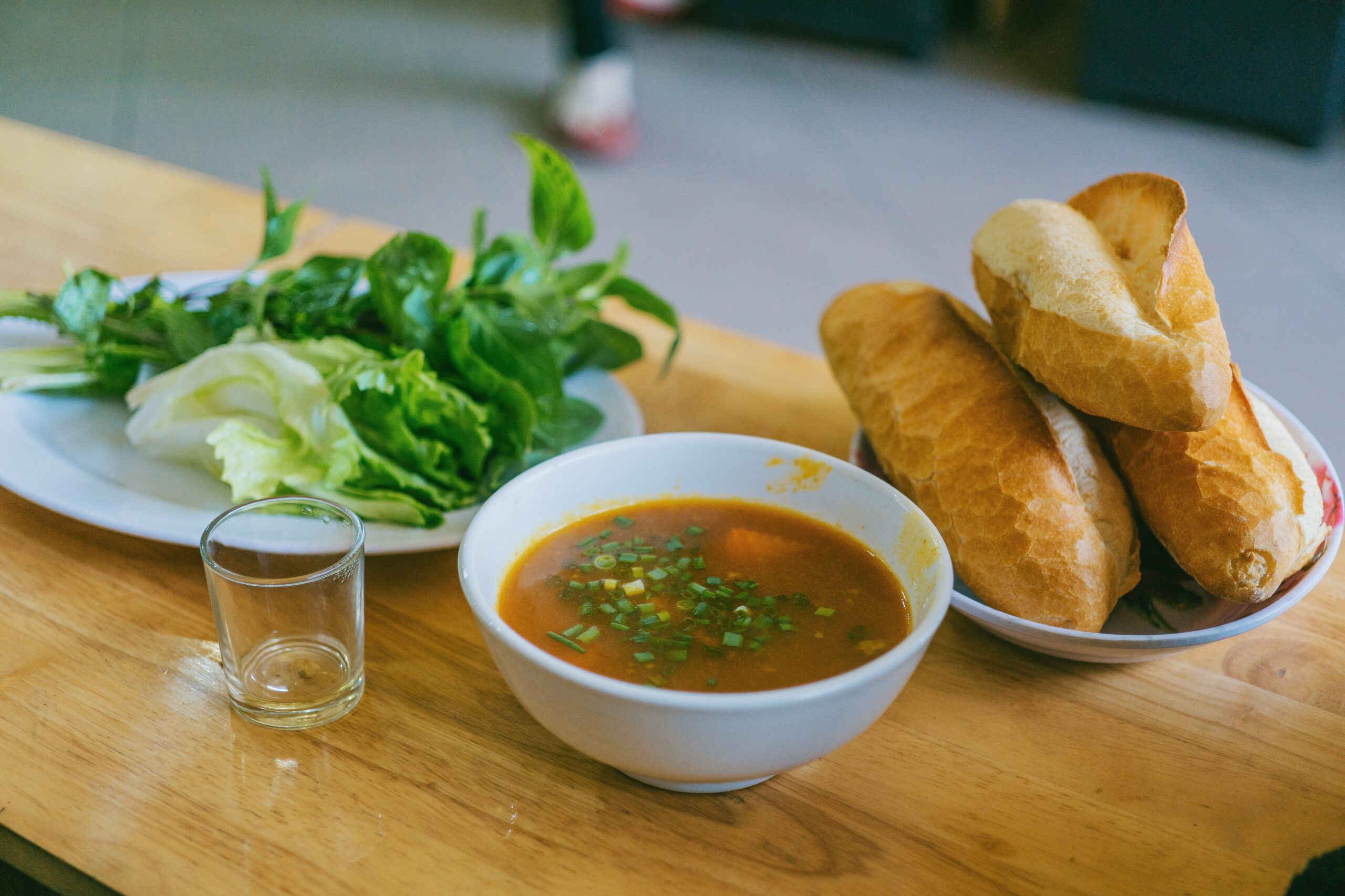 無酸素運動の効果をアップするために食事の内容に気を付けスープやサラダを取り入れる男性