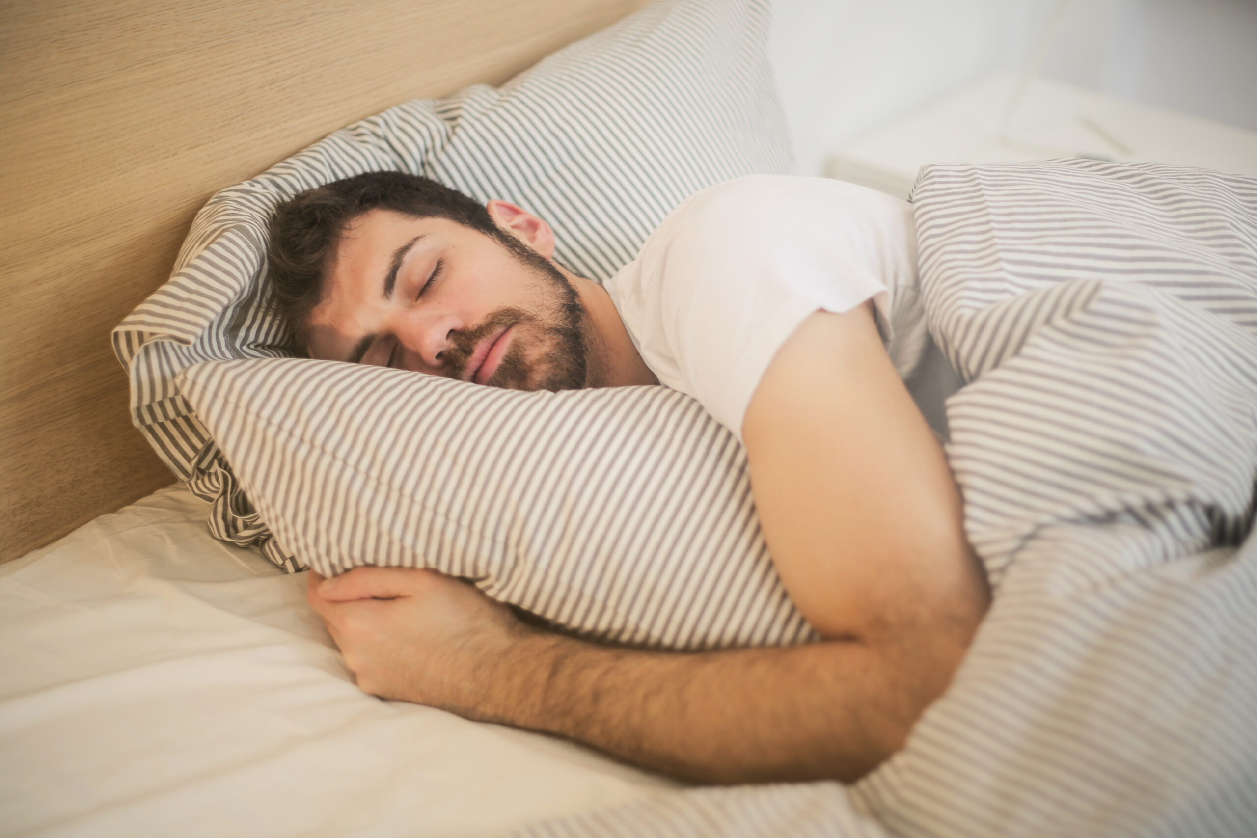 睡眠不足は肥満の原因になるため、7～8時間の睡眠をとる男性