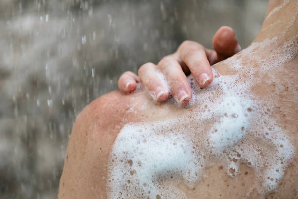 脱毛期間中に保湿以外に気を付けることとしてしっかり泡立てて優しく洗っている男性
