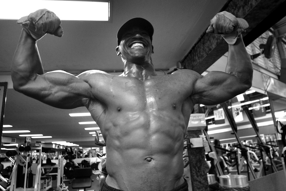 筋肉が大きくなる仕組み使ってどんどん筋肉を大きくする男性