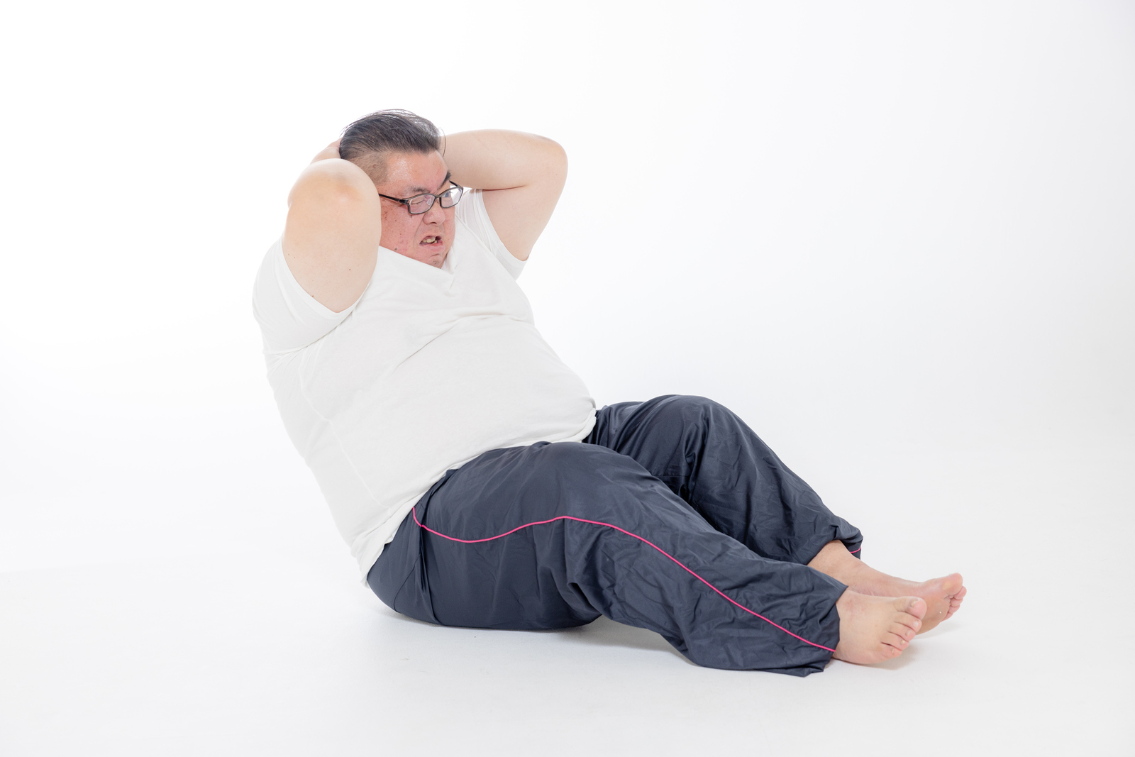 運動不足によって消費カロリーが少なくなり脂肪が増えてしまった男性