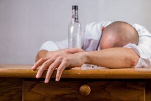 過度な飲酒をする男性の写真