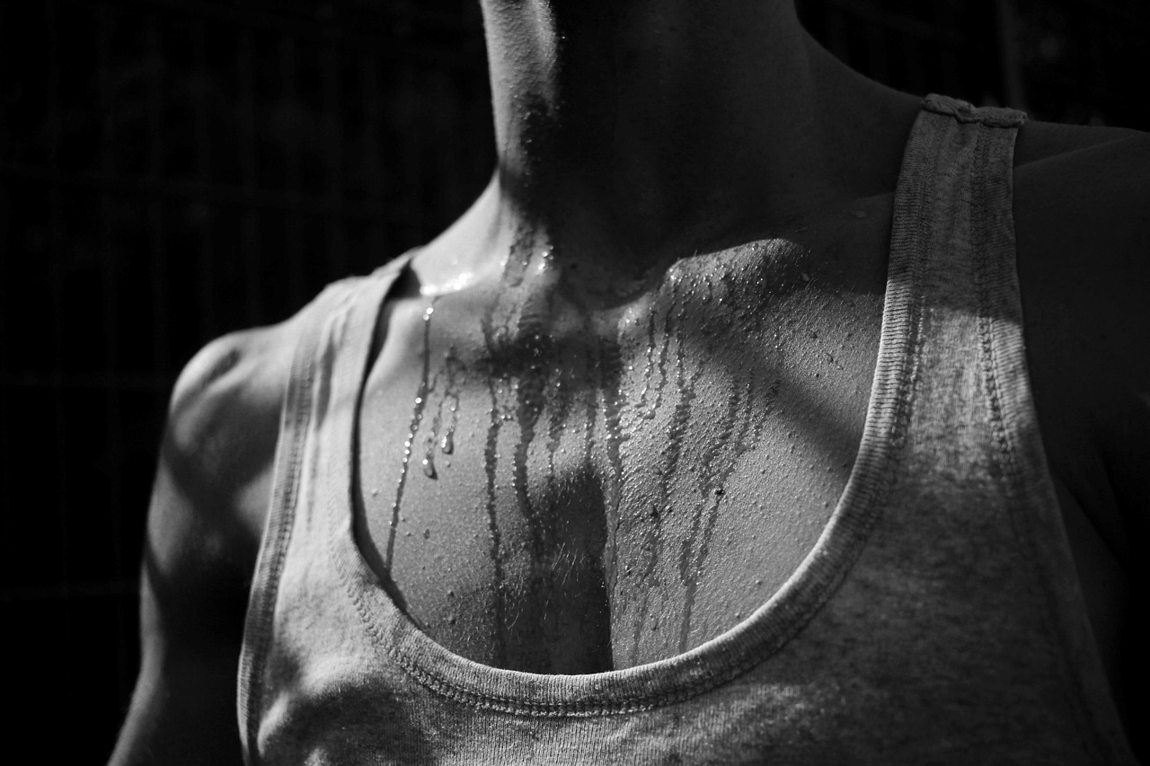 筋肉量が多く代謝が良い汗をかいた男性