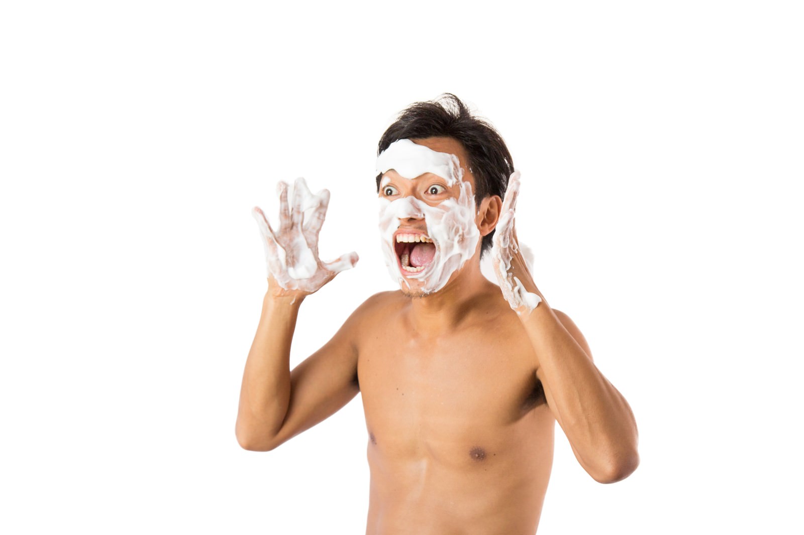 乾燥肌を防ぐために優しく洗顔をする男性
